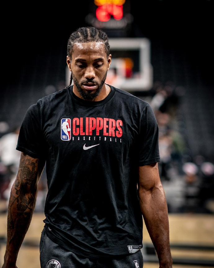 庆祝苏超夺冠，泰州市委书记与泰州队球员合唱《歌唱祖国》（苏超问鼎，泰州市委书记携泰州队合唱《歌唱祖国）