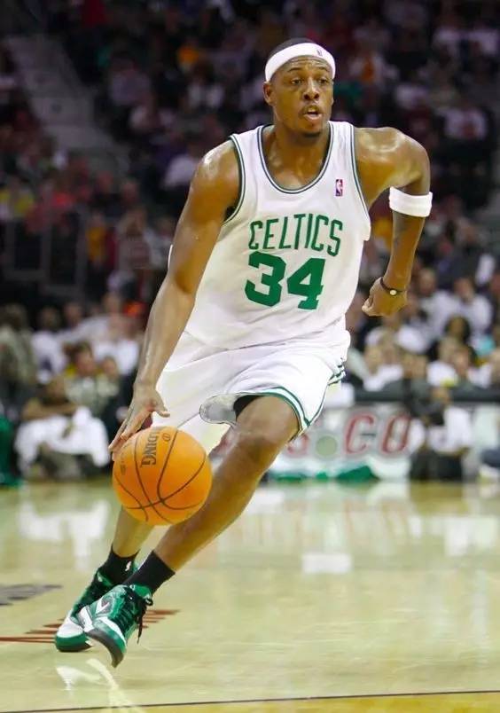 攻守兼备助博洛尼亚斩落领头羊那不勒斯，卢库米当选全场最佳（卢库米攻防俱佳助博洛尼亚力克领头羊那不勒斯，荣膺全场最佳）