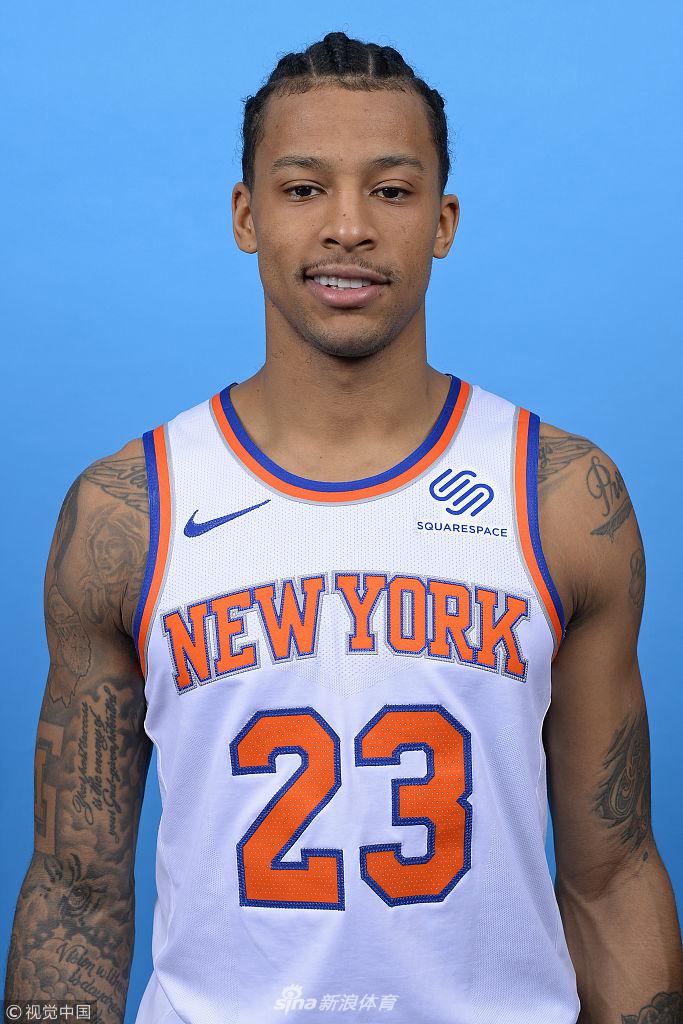 达成巴萨一线队百场里程碑，费尔明获赠纪念球衣（费尔明达成巴萨一线队第100场，获赠纪念球衣）